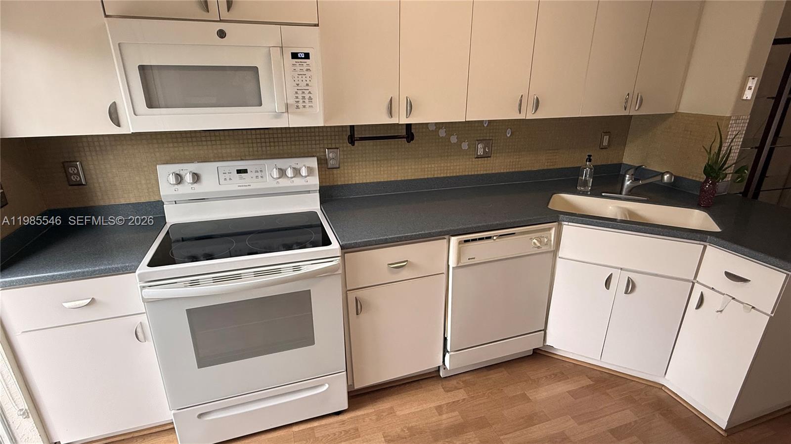 DORAL GRAND CONDO - Residential