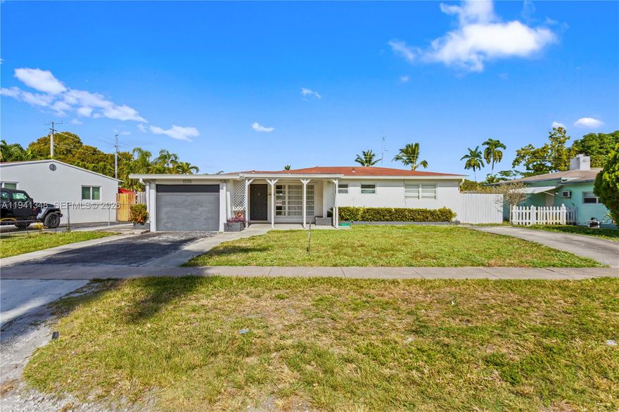 Beautifully maintained 4-bedroom, 2-bathroom home offering comfort, space, and convenience. This residence features a 1-car garage and a spacious layout ideal for modern living. Located in a highly desirable area close to the highway and supermarkets, ensuring effortless commuting and easy access to daily essentials. Enjoy a large, private backyard—perfect for entertaining, relaxing, or family gatherings.
A great opportunity to live in a prime location with style and comfort.