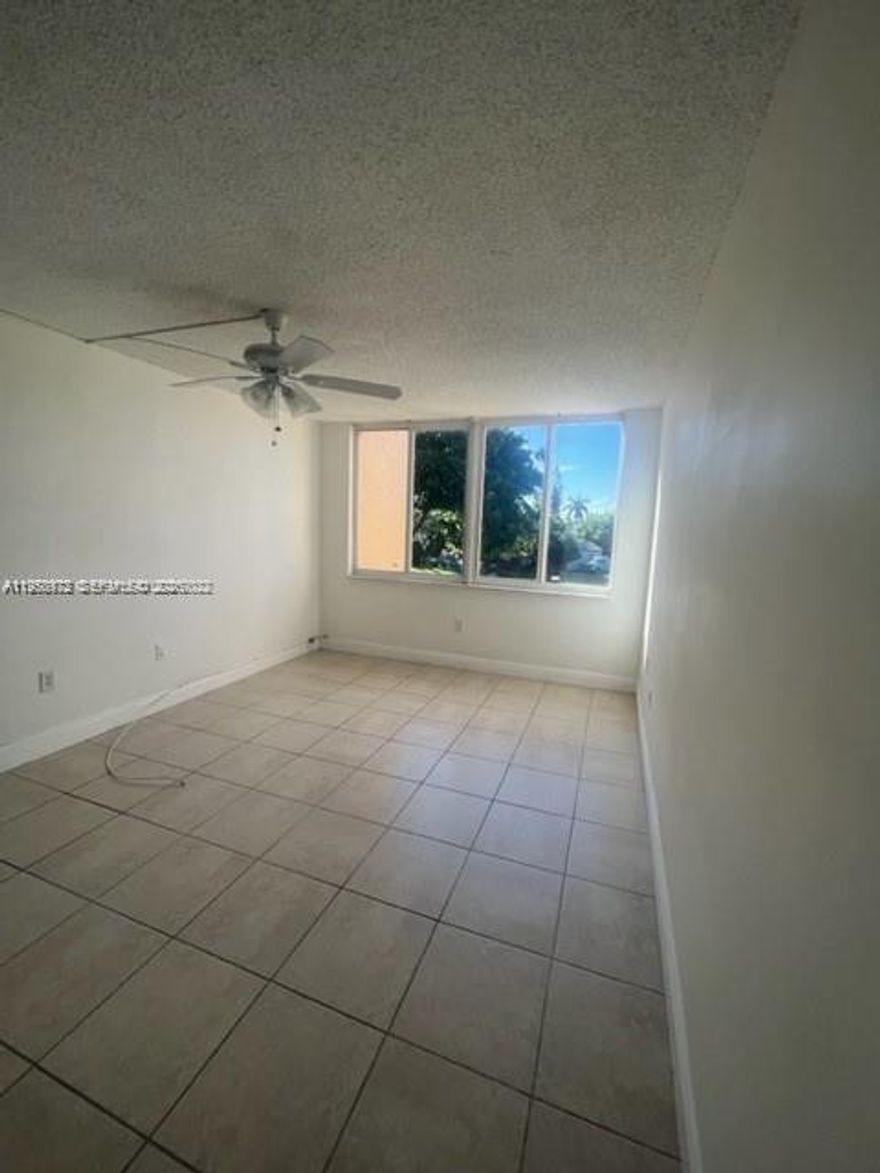 BEAUTIFUL UNIT 1/1 LOCATED IN THE DESIBLAE 55+ COMMUNITY OF ROYAL PALMS IN MARTGATE, JUST WALK
DISTANCE OF EVERYTHING.
