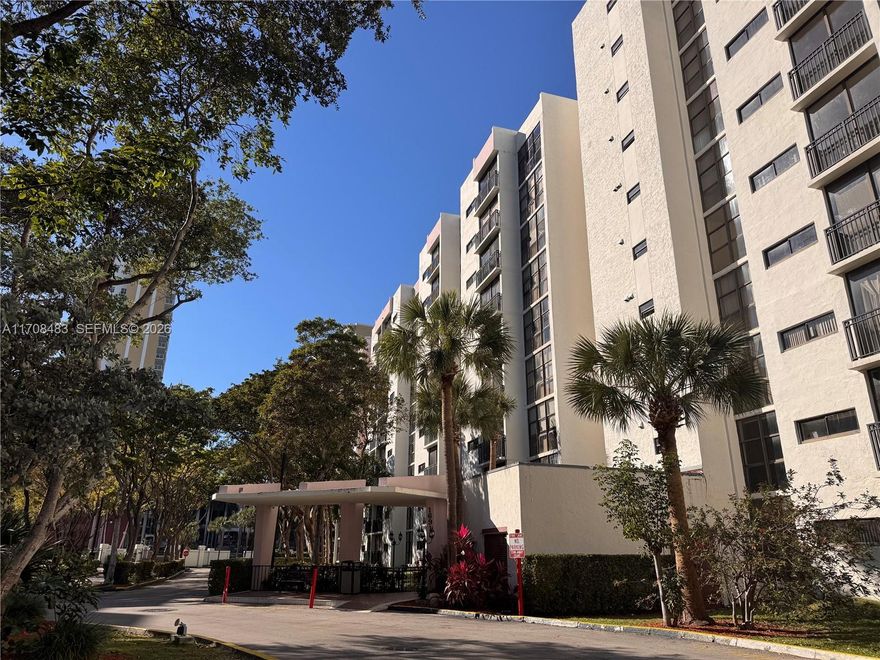 Sunny Isles Beach – Prime Location!
Bright 1-bedroom, 1-bath condo with 640 sq. ft. of living space. Just steps from the beach, fine dining, shopping, and parks, it offers the ideal coastal lifestyle and the flexibility of a property that can be owner-occupied or continue generating rental income. A rare opportunity in one of South Florida’s most desirable neighborhoods!