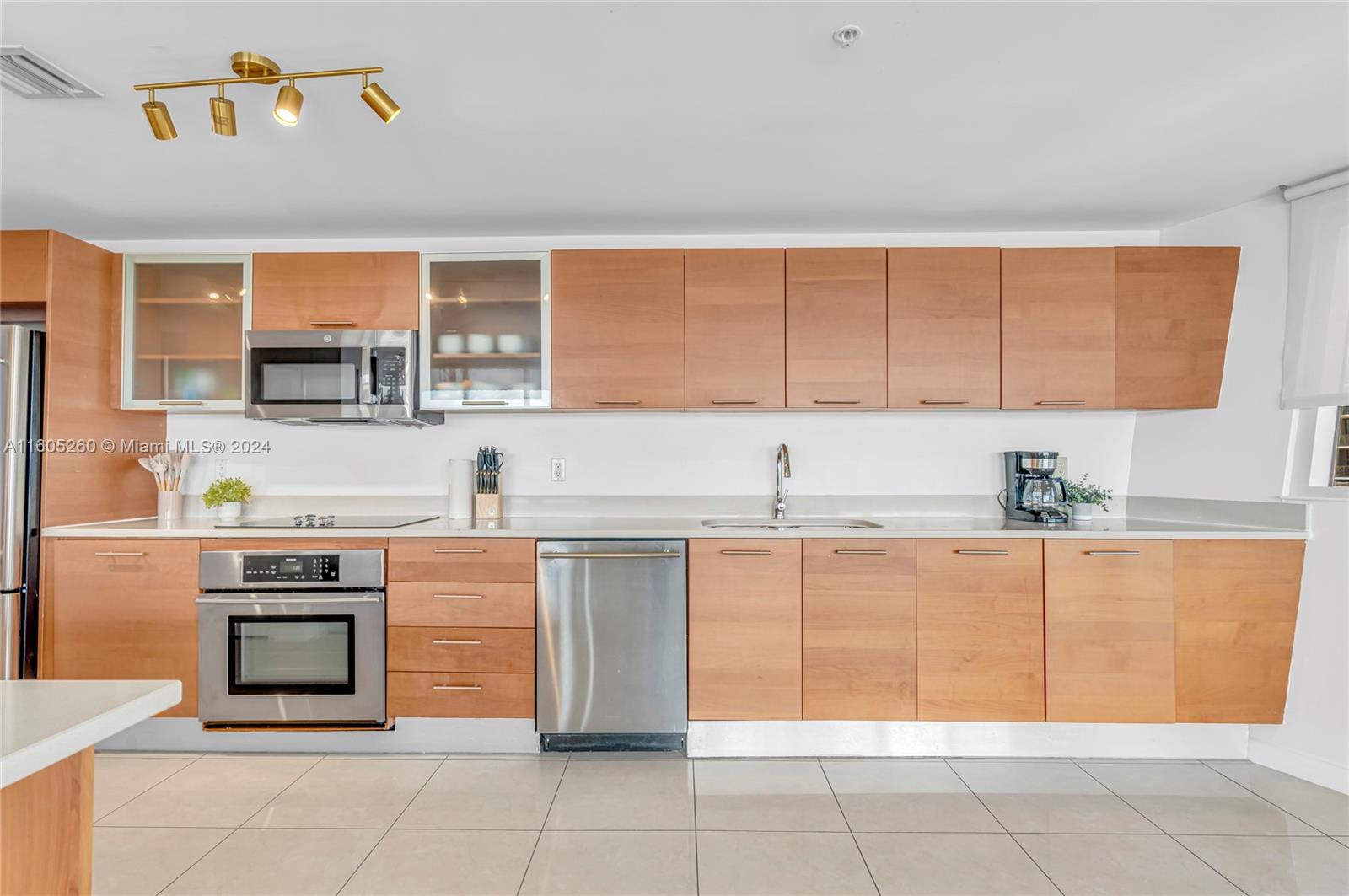 MIDBLOCK MIAMI CONDO - Residential Lease