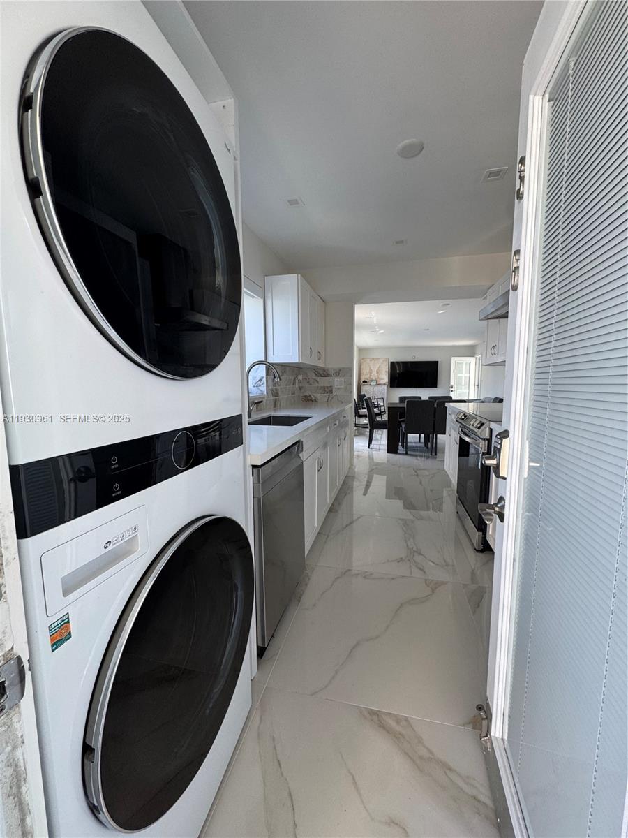 3922 NE 166th St S316