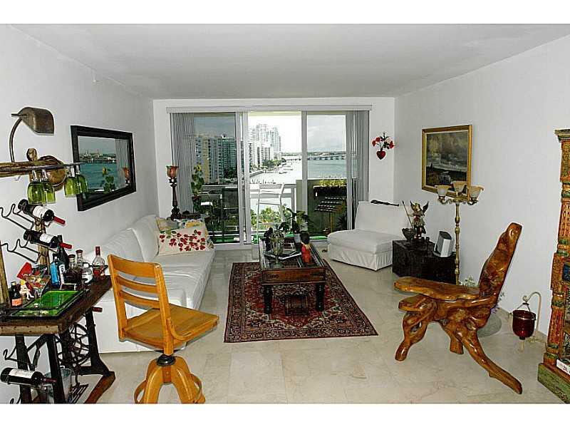 Walking distance to Lincoln Road and minutes from the beach. Amenities include Infinity Pool, Spa, Jacuzzi, World Class Fitness Center with yoga, spinning, boot camp classes, beach volleyball, basketball, day spa/salon, restaurant with full bar providing pool lounge service, on-site dry cleaners and market/liquor store. Flamingo South Beach offers the best in 1st Class living!