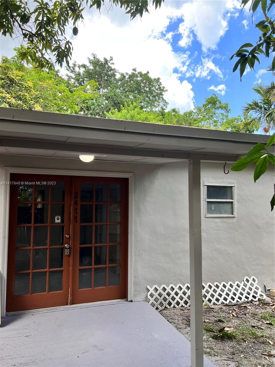 Private 3 bedroom 1 bath House with super big garden. Located close to Aventura Mall and most North Miami Shops and restaurants. Only 2 blocks West of US1 and easy access to main highways.
