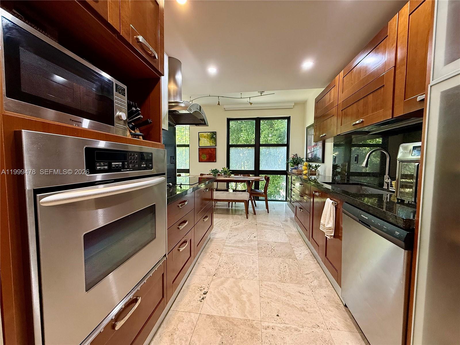 TOWERS OF KEY BISCAYNE CO - Residential Lease