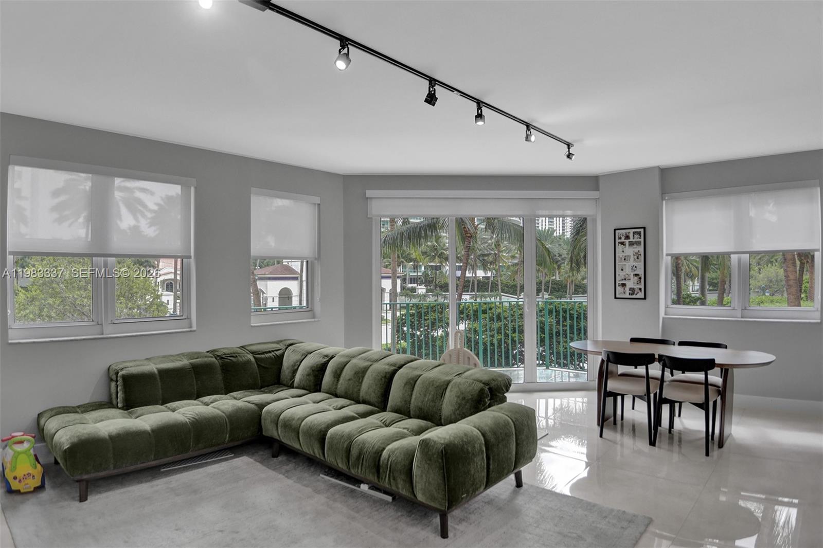 20000 E Country Club Dr 211