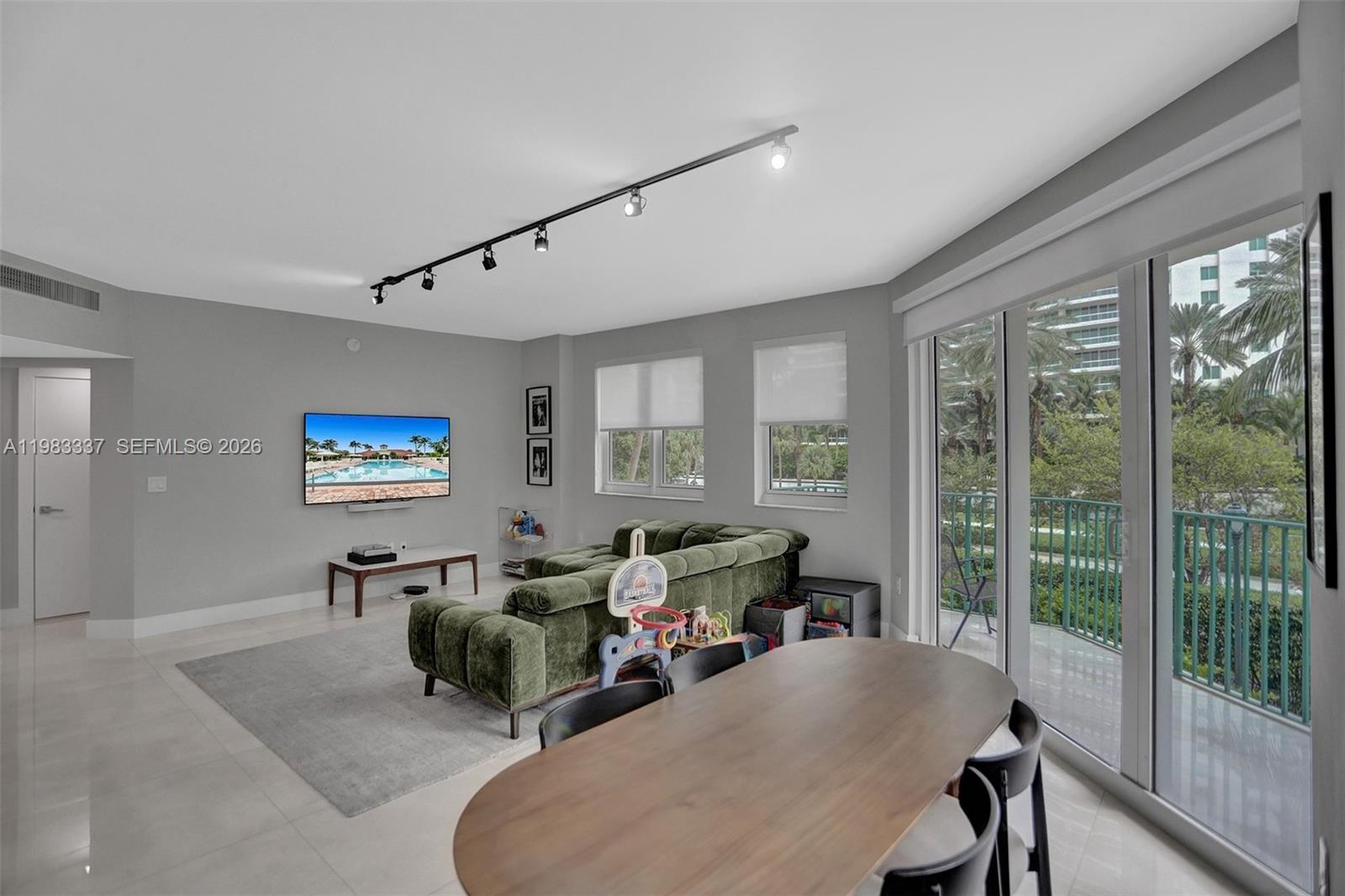 20000 E Country Club Dr 211