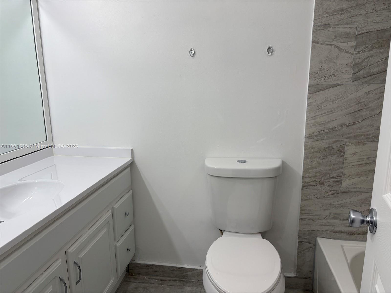LAKEWOOD ON THE GREEN SEC - Residential Lease