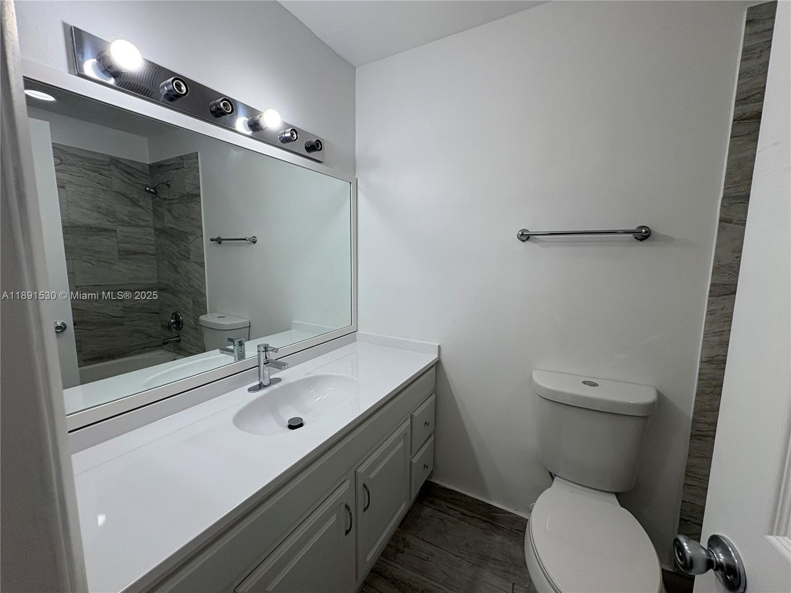 LAKEWOOD ON THE GREEN SEC - Residential Lease