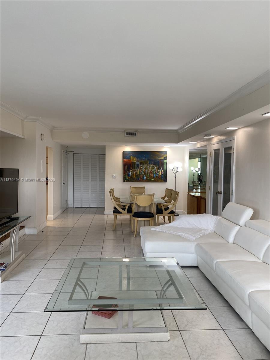10185 Collins Ave 319