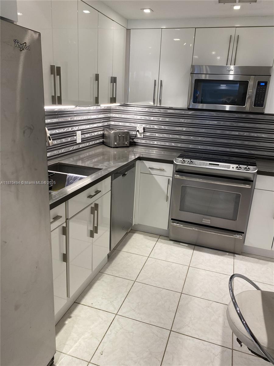 THE PLAZA OF BAL HARBOUR - Residential Lease