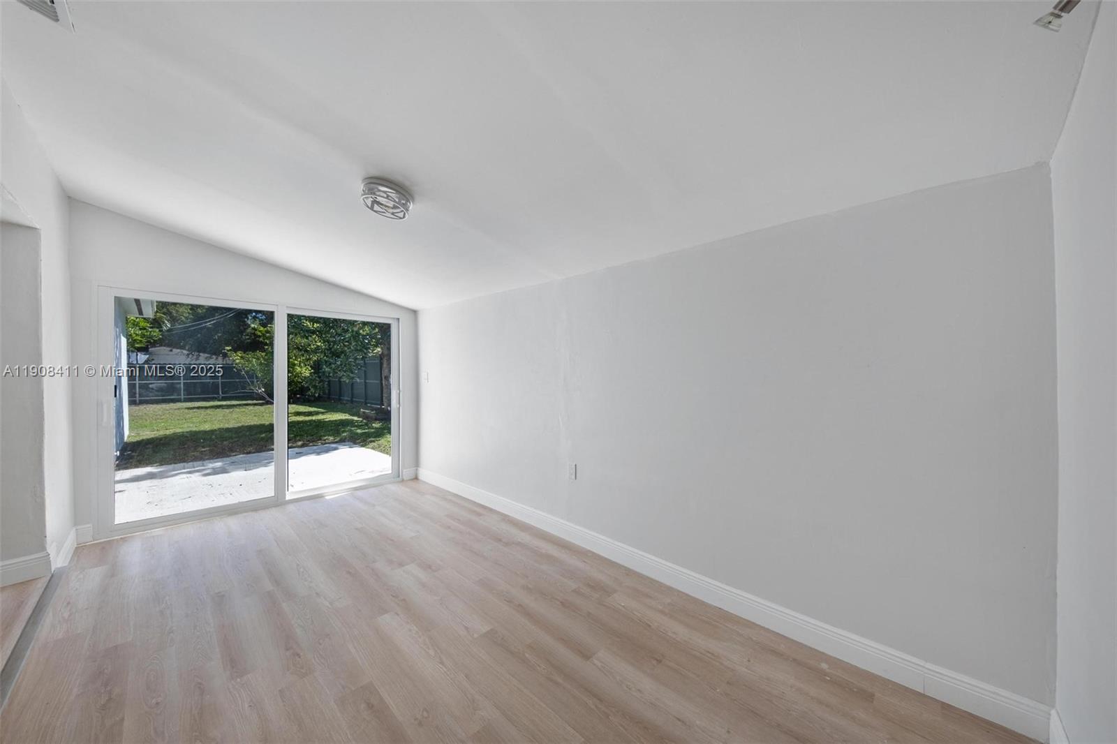 PINE TREE MANOR SEC 1 - Residential