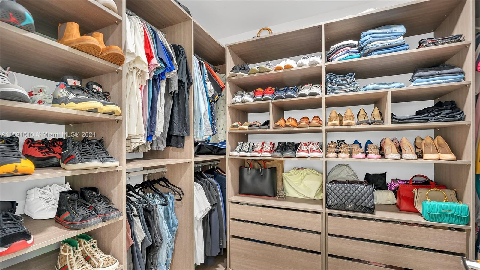 Miami, Florida 33133, United States, 4 Bedrooms Bedrooms, ,4 BathroomsBathrooms,Residential,Pending,57318