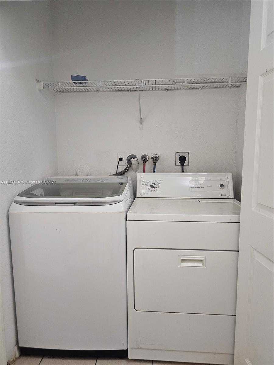 KENDALL BREEZE SOUTH - Residential Lease