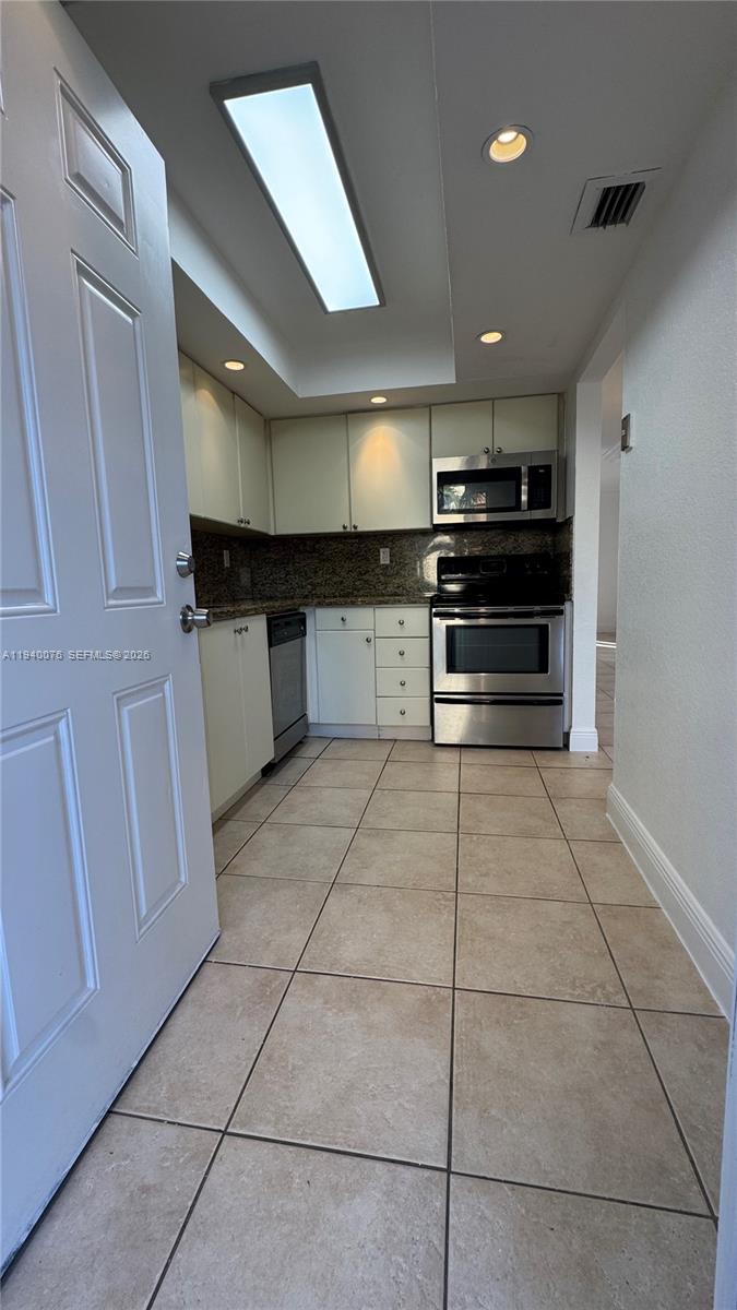 COURTYARDS AT KENDALL CON - Residential Lease