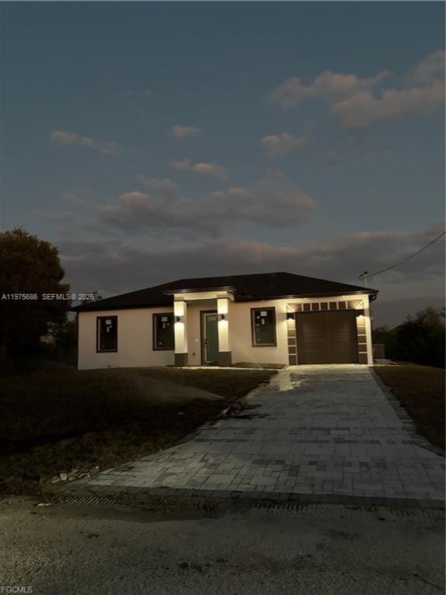 This beautiful home offers 3 bedrooms and 3 bathrooms, all featuring elegant porcelain tile flooring throughout.
Property is on a dead end road as well, SELLER IS HELPING WITH CLOSING COST!!