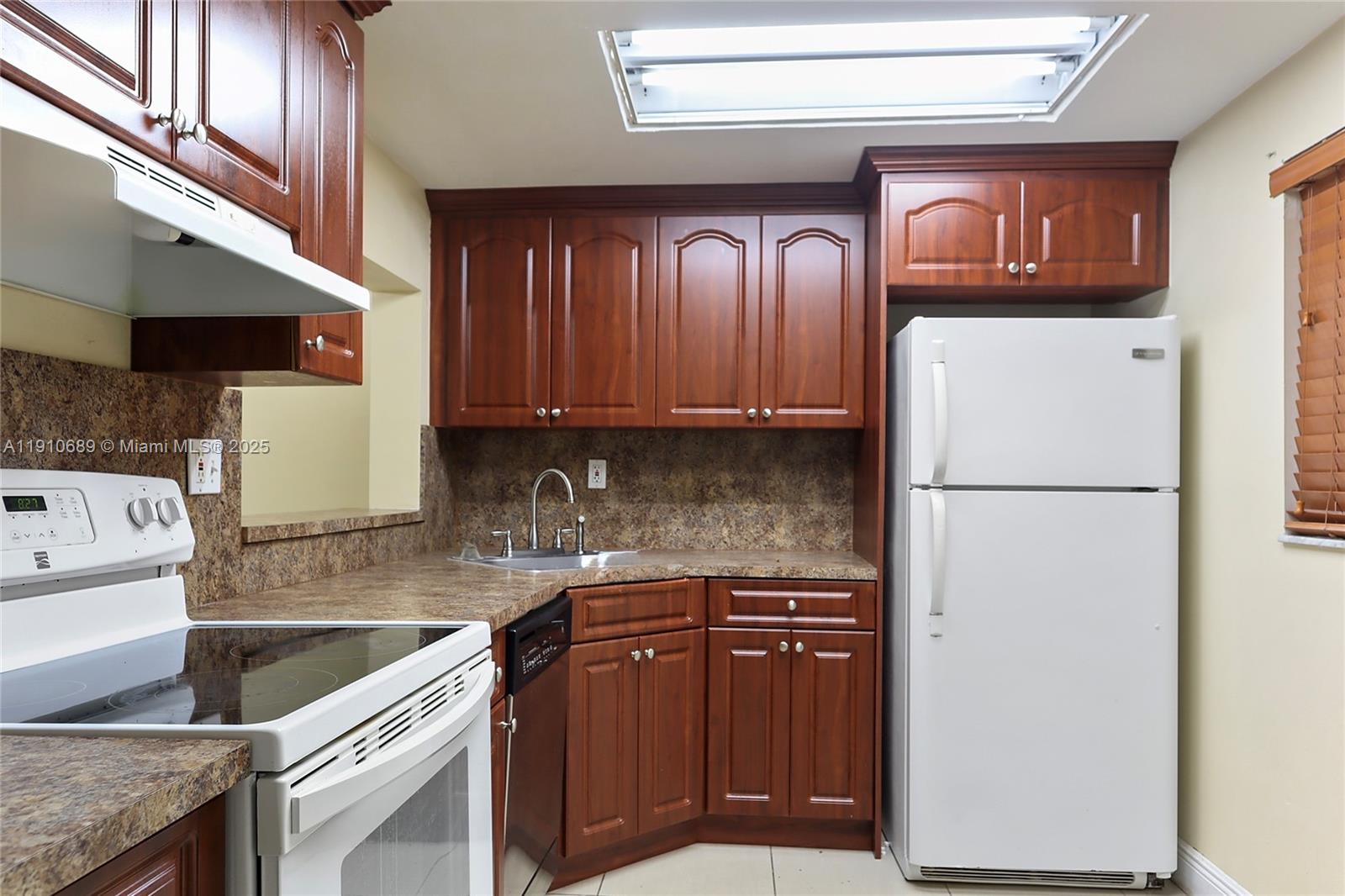 HORIZONS WEST CONDO #5 - Residential Lease