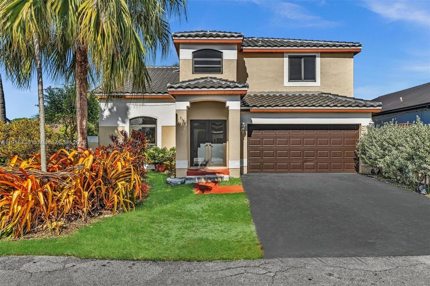 SPECTACULAR 2 STORY CORNER PROPERTY READY FOR A NEW FAMILY. ENTER AND GET THE GRAND FEEL OF THE HIGHH CIELINGS. VERY SPACIOUS HOME FOR THE ENTIRE FAMILY. GREAT SPACE IN THE KITCHEN AND PLENTY OF FAMILY SPACE ON THE FIRST FLOOR. ENJOY THE PRIVACY OF A FAMILY ROOM UPSTAIRS AND ALL THE ROOMS ARE ALSO UPSTAIRS.