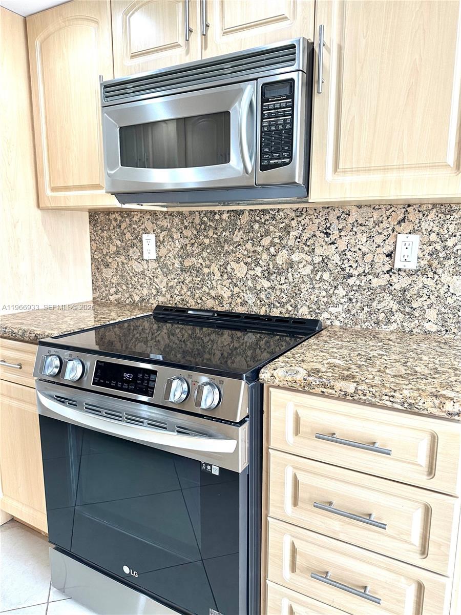 WINSTON TOWERS 600 CONDO - Residential