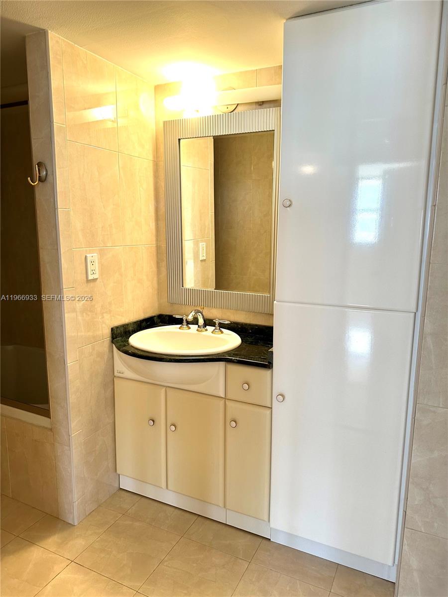 WINSTON TOWERS 600 CONDO - Residential