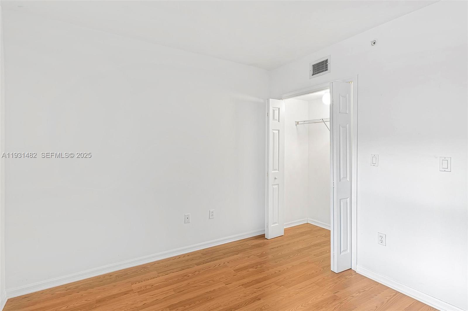 THE COURTS AT BAYSHORE II - Residential Lease