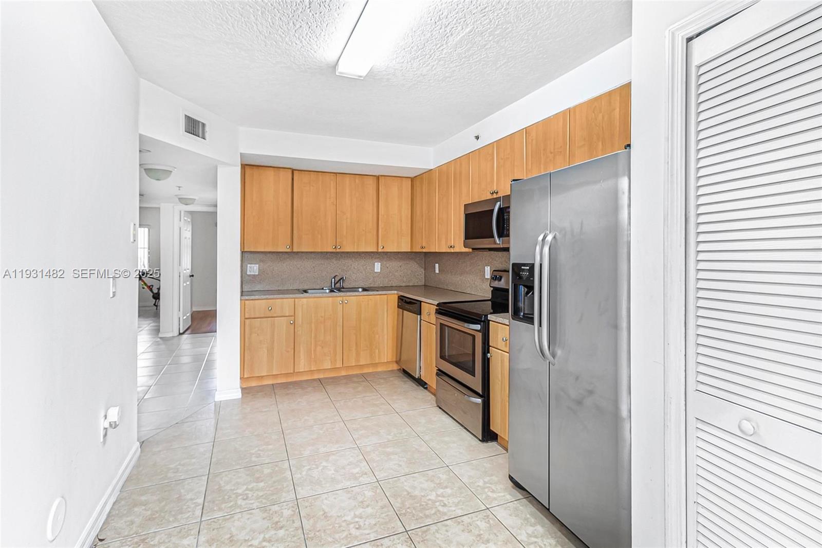 THE COURTS AT BAYSHORE II - Residential Lease