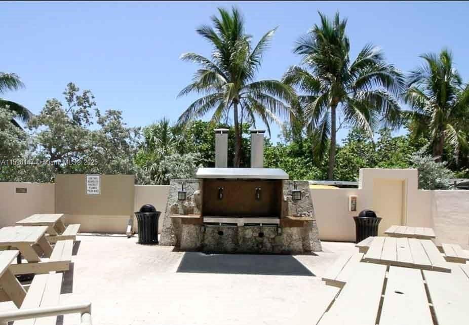 TOWERS OF KEY BISCAYNE CO - Residential