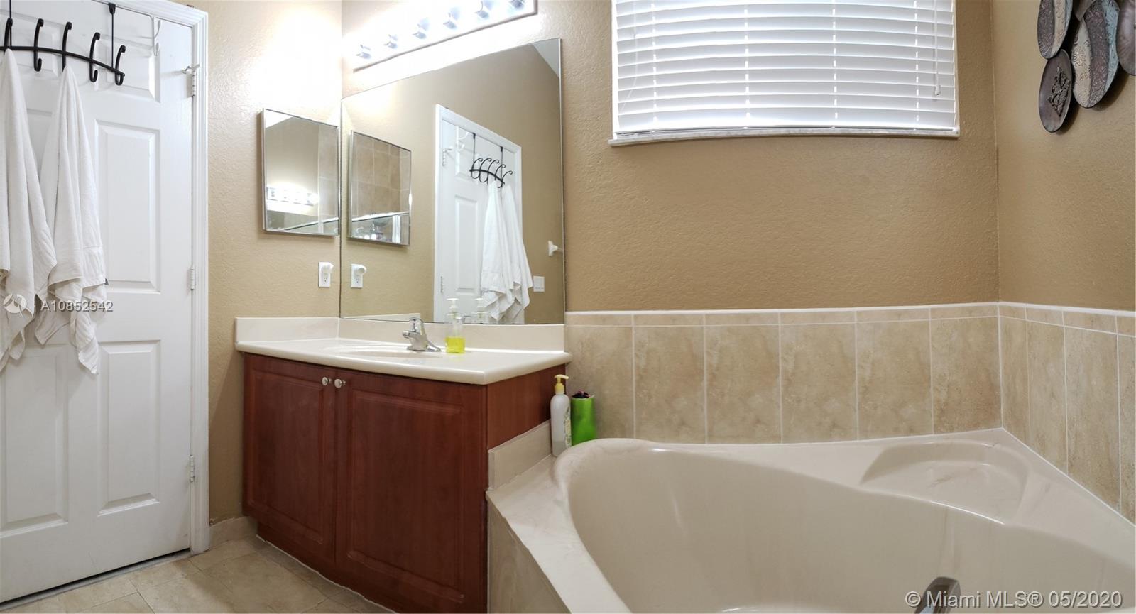 SANTA MONICA ESTATES - Residential