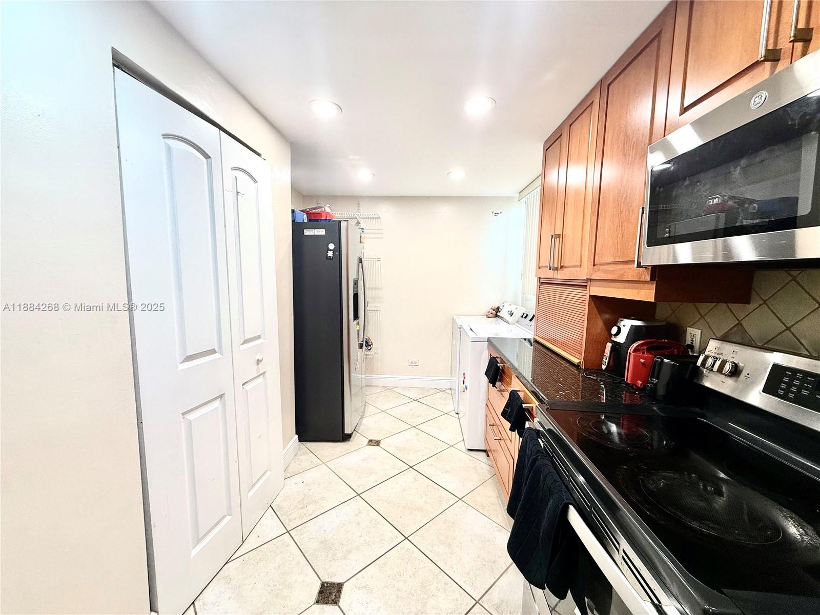 EASTERN SHORES WHITE HOUS - Residential