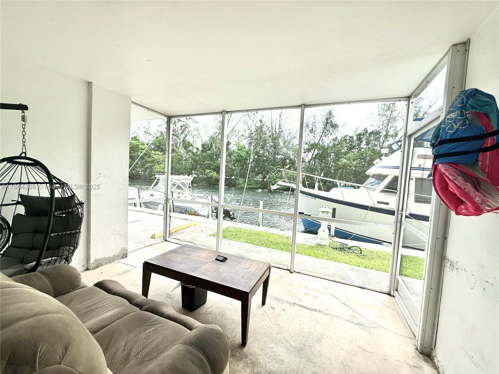 EASTERN SHORES WHITE HOUS - Residential