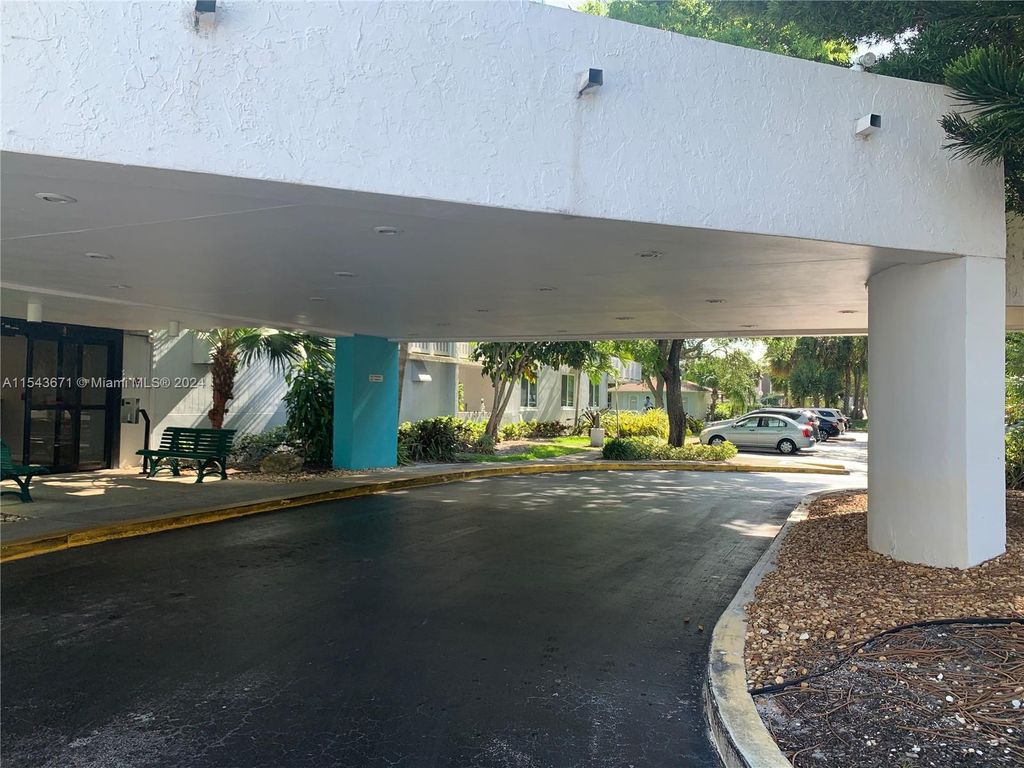 Photo of 919 Hillcrest Dr #210, Hollywood, FL 33021 (MLS # A11543671)