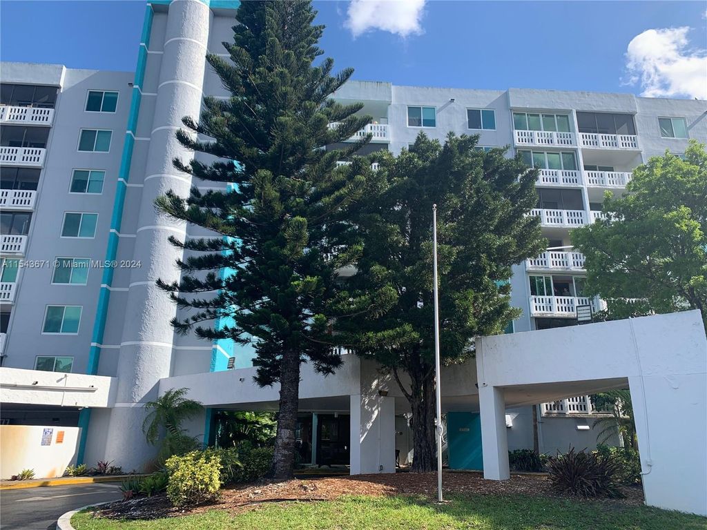 Photo of 919 Hillcrest Dr #210, Hollywood, FL 33021 (MLS # A11543671)