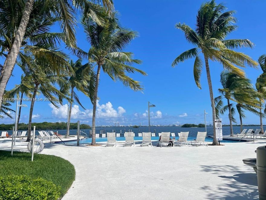 Beautiful 1 bedroom unit with a large balcony, spacious bedroom, multiple closet space and high ceilings. Close to Miami Beach, Midtown, Design District, Brickell & Downtown.Building has an infinity pool area with 2 pools and a jacuzzi, BBQ area, renovated fitness center and an on-site market. Great investment opportunity