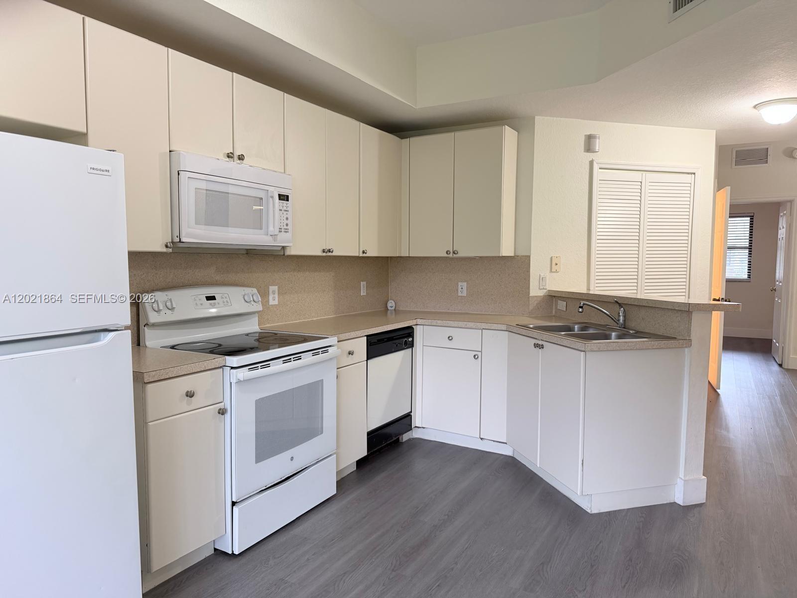 VENICE AT CRYSTAL LAKES C - Residential Lease