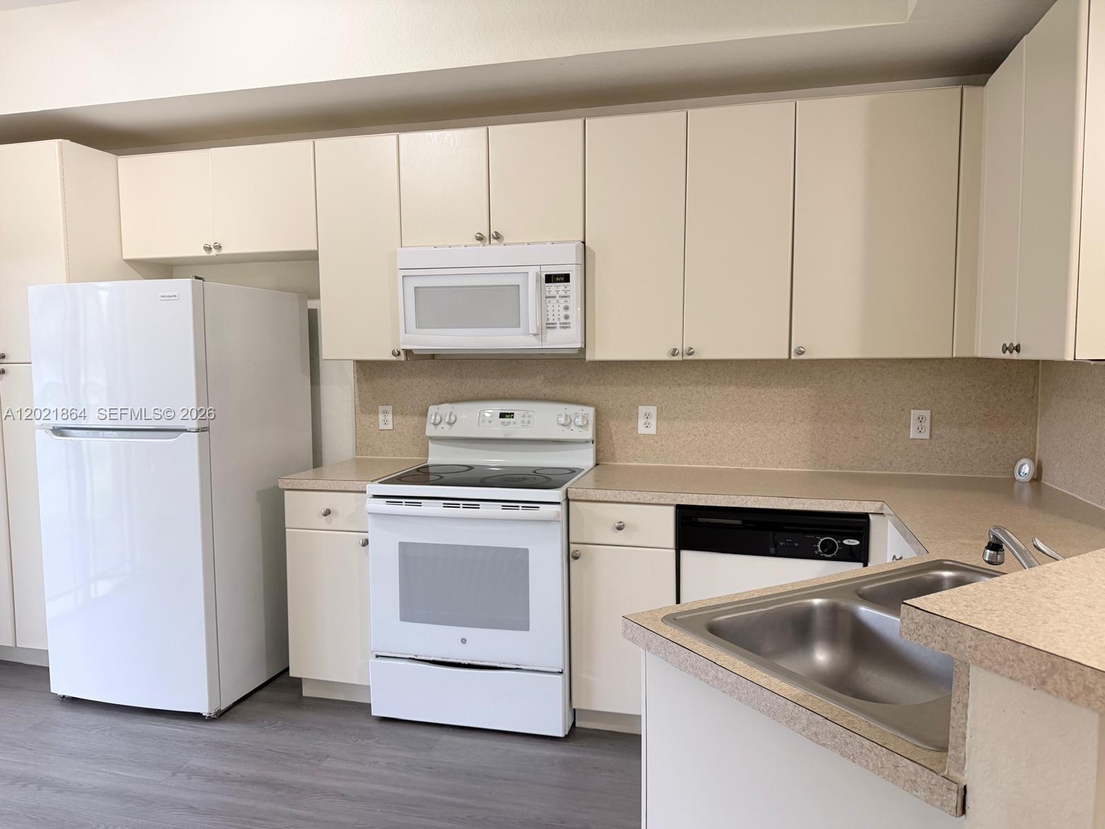 VENICE AT CRYSTAL LAKES C - Residential Lease