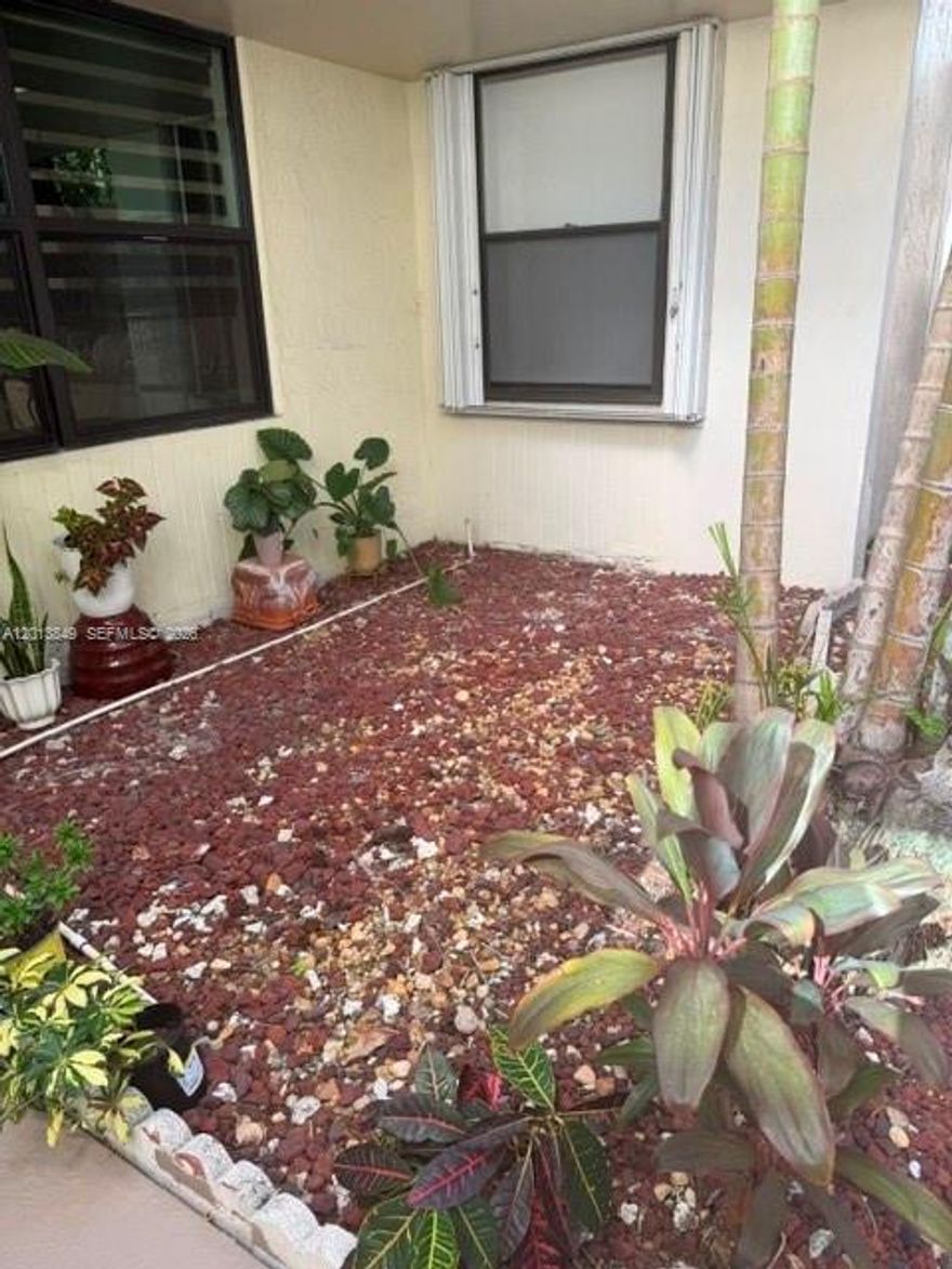 SELLER MOTIVATED,FULLY RENOVATED CORNER UNIT 3 BED, 3 BATH,, LOCATED ON THE FIRST FLOOR,NEW AC,(2021), NEW WATER HEATER,(2024),HARRICANE-PROOF WINDOWS,BRAND NEW APPLINCES, NEW WASHER and DRYER, 2 SWIMING POOLS,GYM,KIDS PLAYGROUND,STEPS FROM AVENTURA MALLS,CASINO,SHOPPING,PERFECT FOR FAMILIES,HOT DEAL.