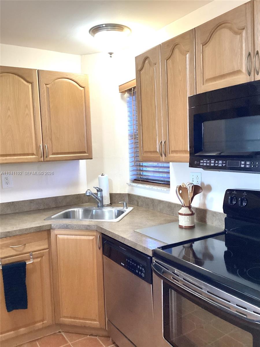 HOLLYBROOK GOLF AND TENNIS - Residential