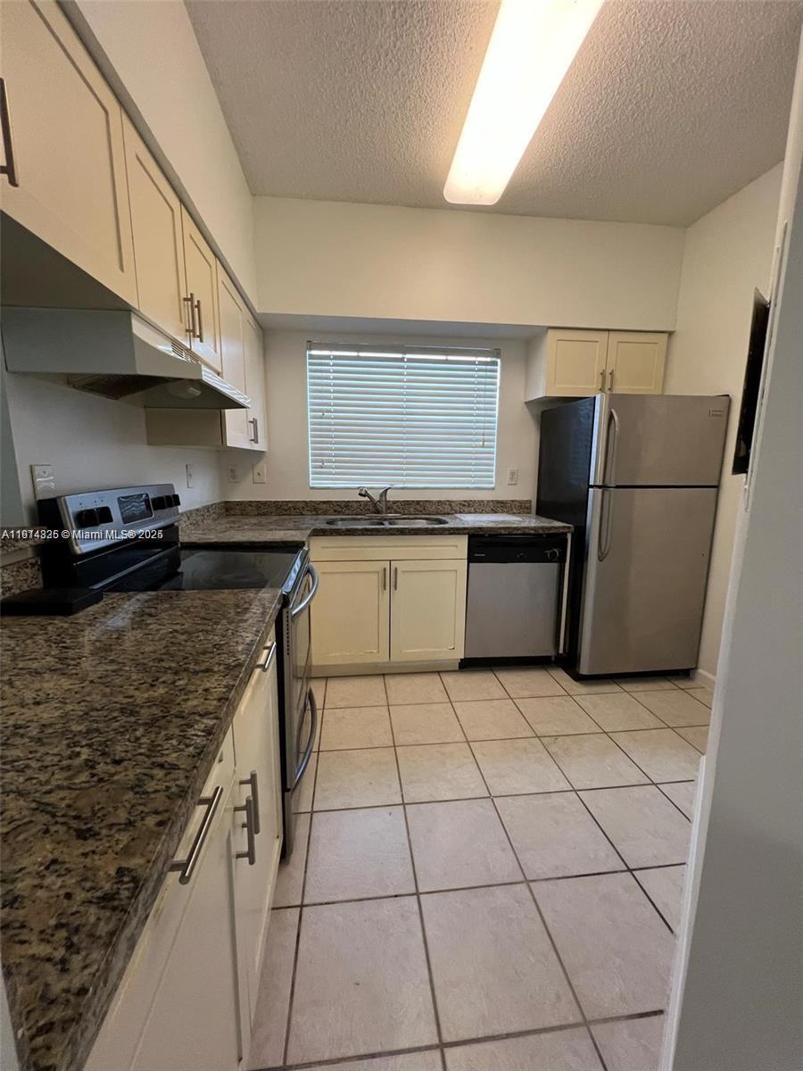 REFLECTIONS AT PEMBROKE P - Residential Lease