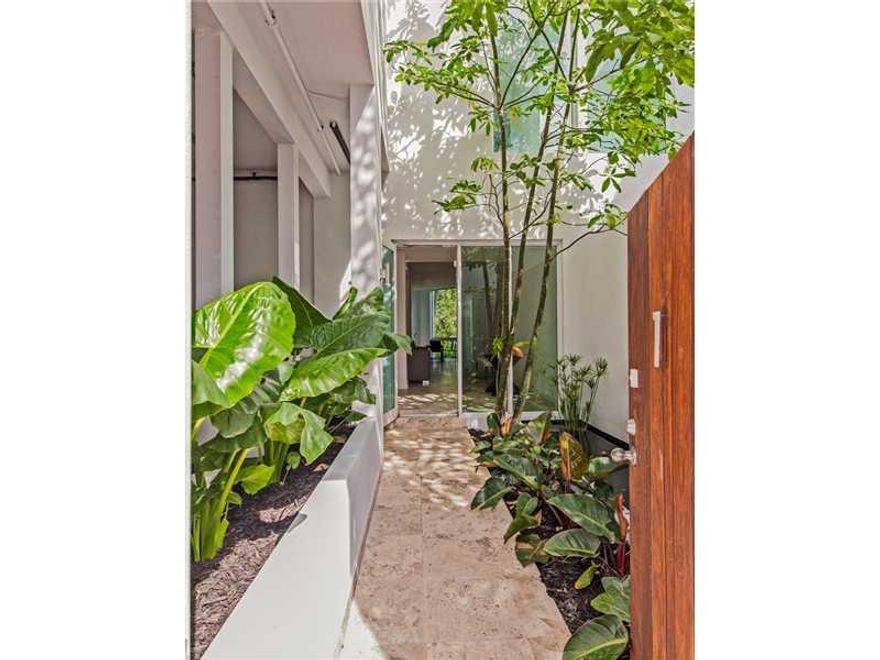 4 story modern town house built by Todd Glaser, design by Chad Oppenheim. 5 bedrooms 3 full bath rooms 1 half bath, rooftop deck with heated spa, 2 story living room, 3rd floor terrace, elevator, 2 car garage. 5523 sqft.