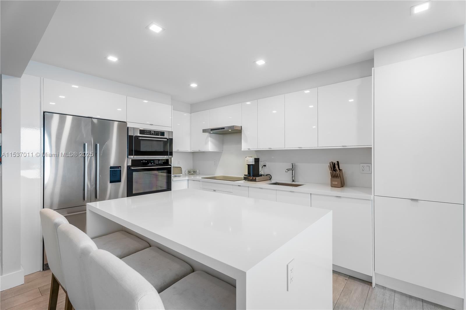 2301 Collins Ave 1523-24