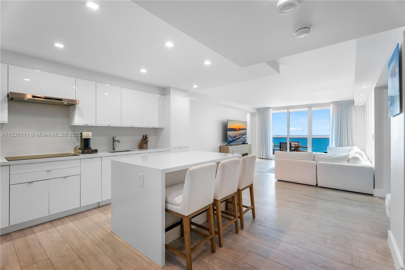 2301 Collins Ave 1523-24