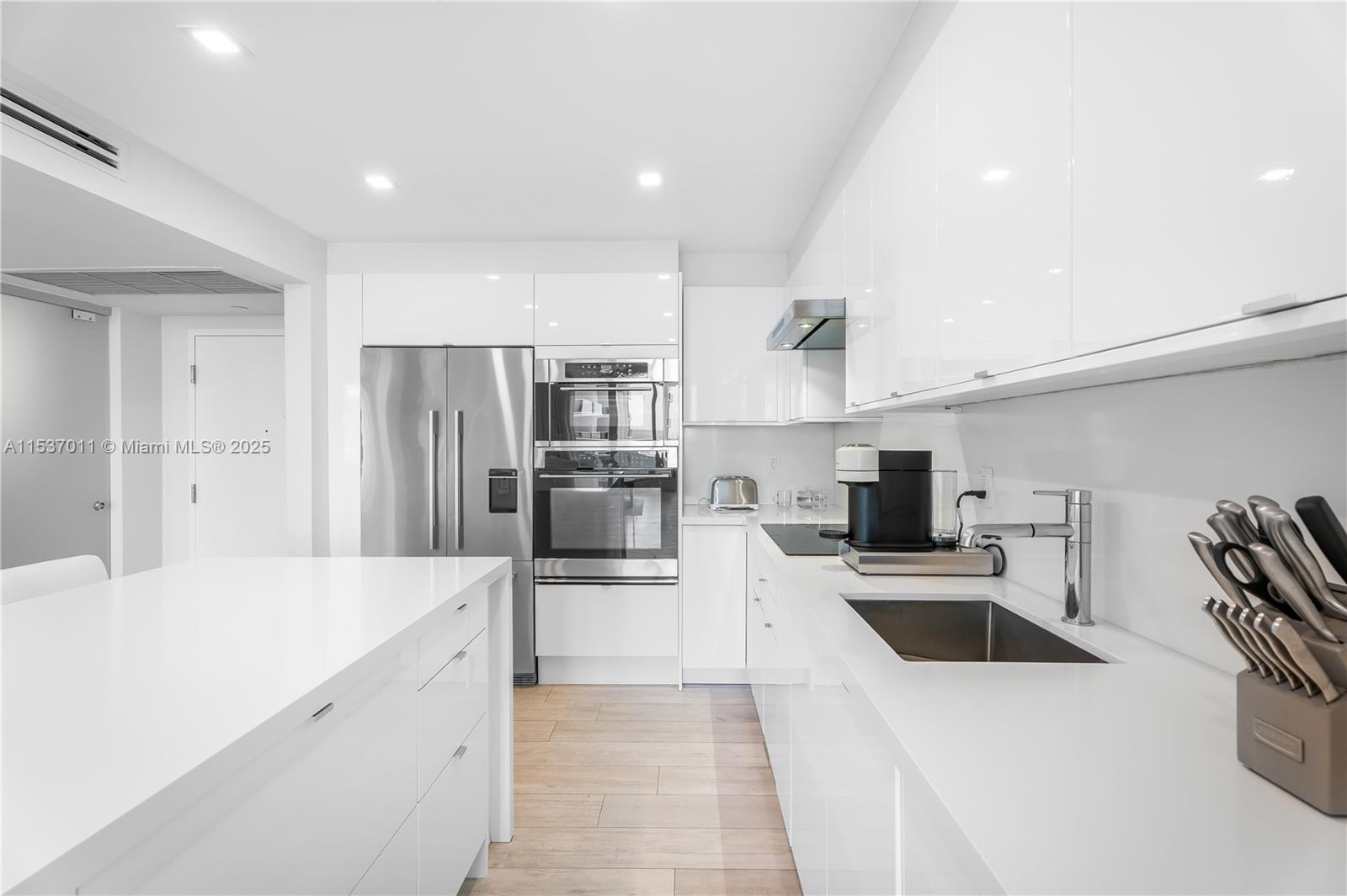 2301 Collins Ave 1523-24