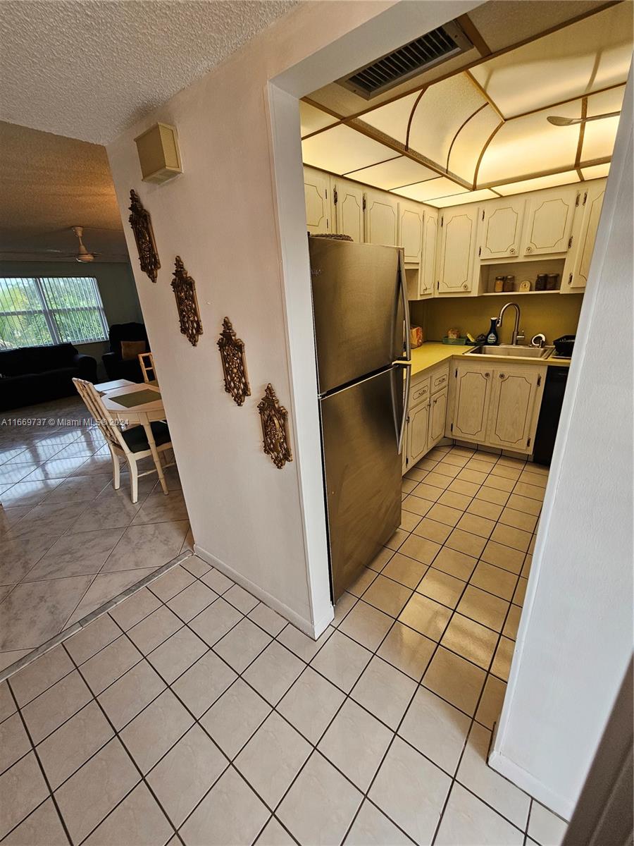 FOURTH GULFSTREAM GARDEN - Residential Lease