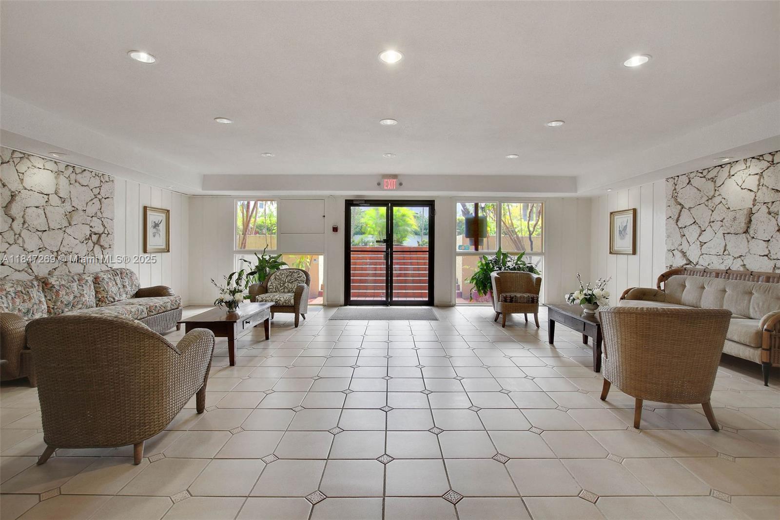 1205 Mariposa Ave 320