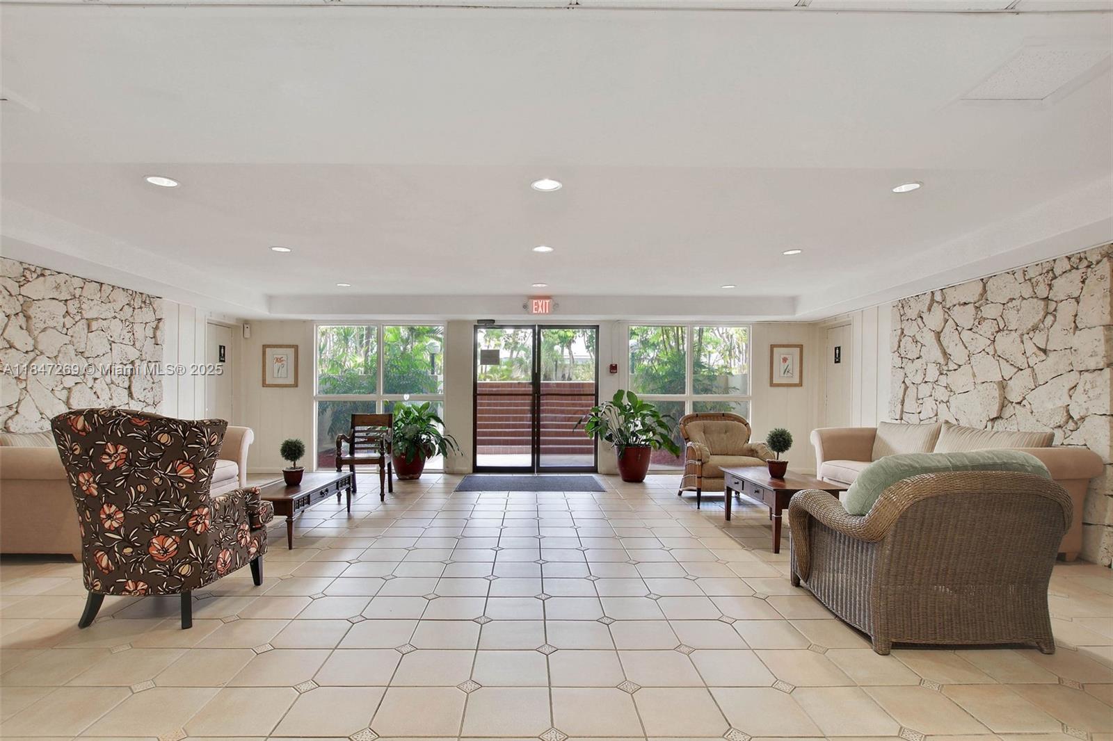 1205 Mariposa Ave 320
