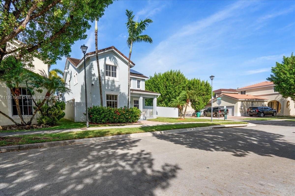 MANDARIN LAKES - Residential