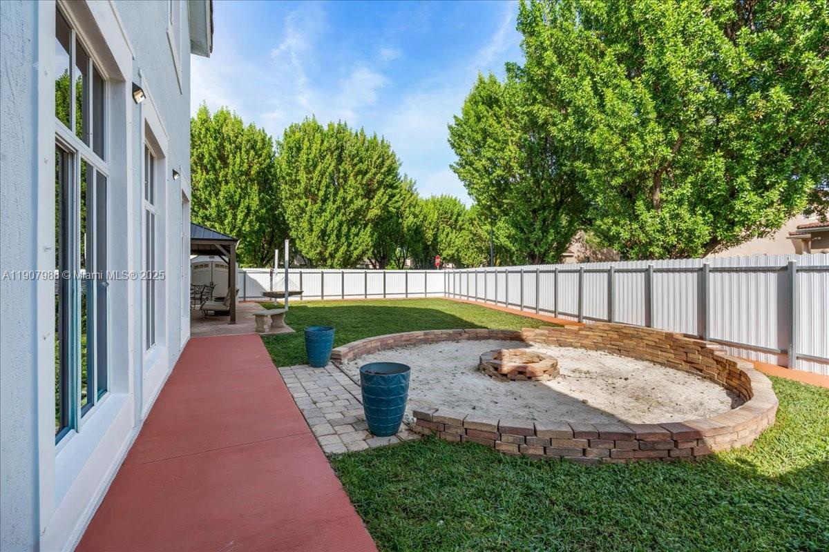 MANDARIN LAKES - Residential