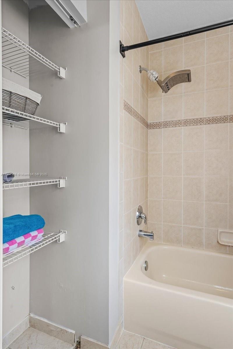 MANDARIN LAKES - Residential