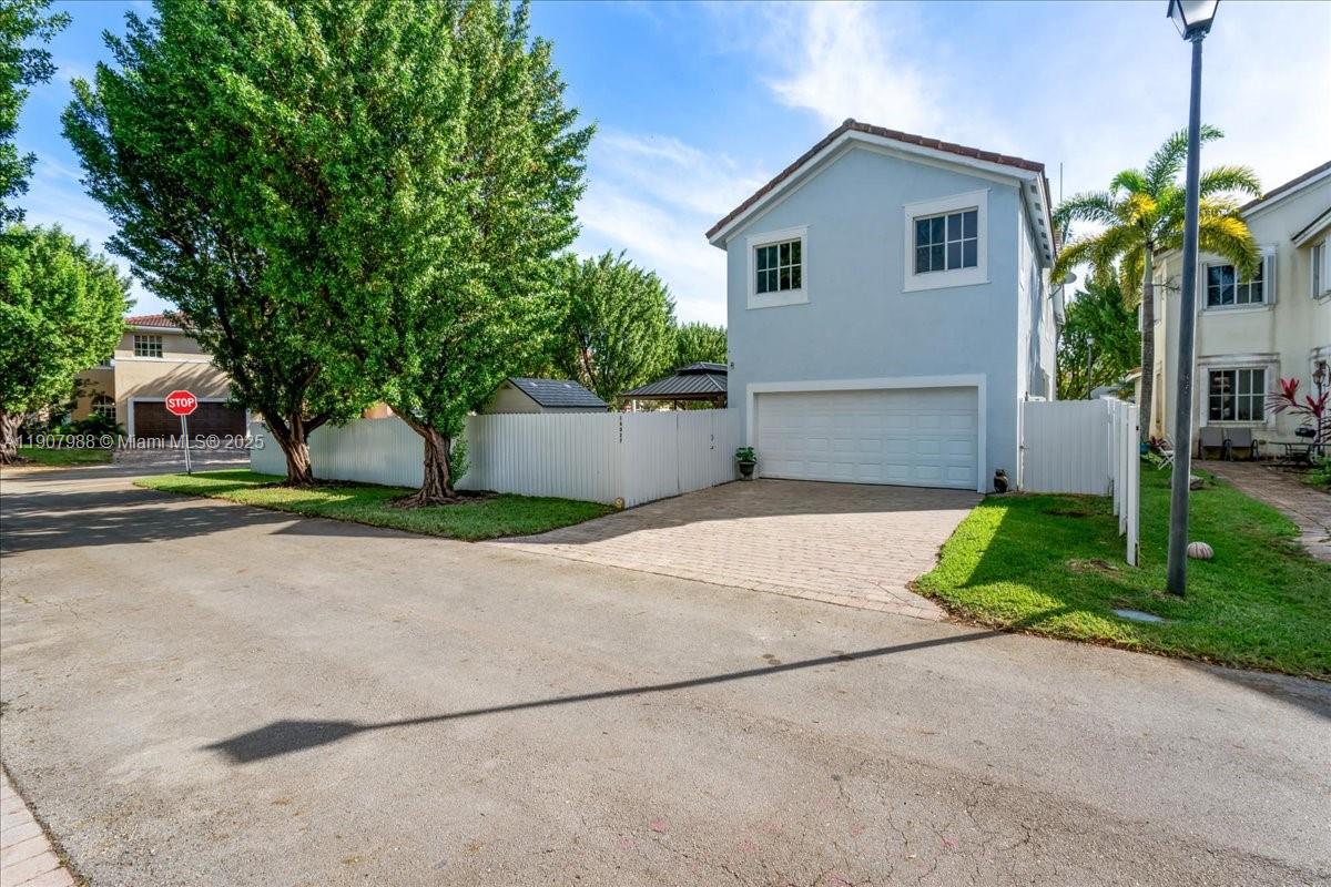 MANDARIN LAKES - Residential