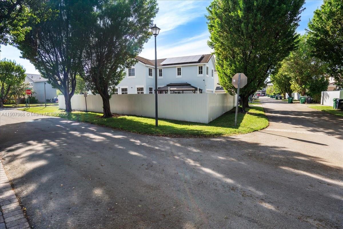 MANDARIN LAKES - Residential